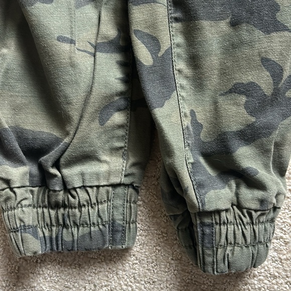 Aritzia TNA camo joggers size small - Picture 5 of 7